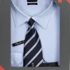 Camicia cielo collo classico con cravatta regimental in scatola regalo